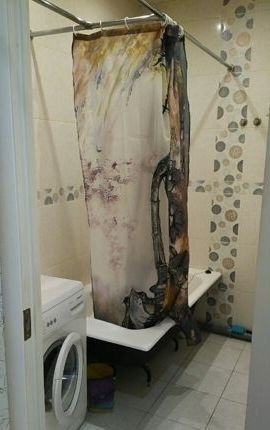 Рядом с домом есть автобусная остановка, откуда отправляются автобусы и маршрутк